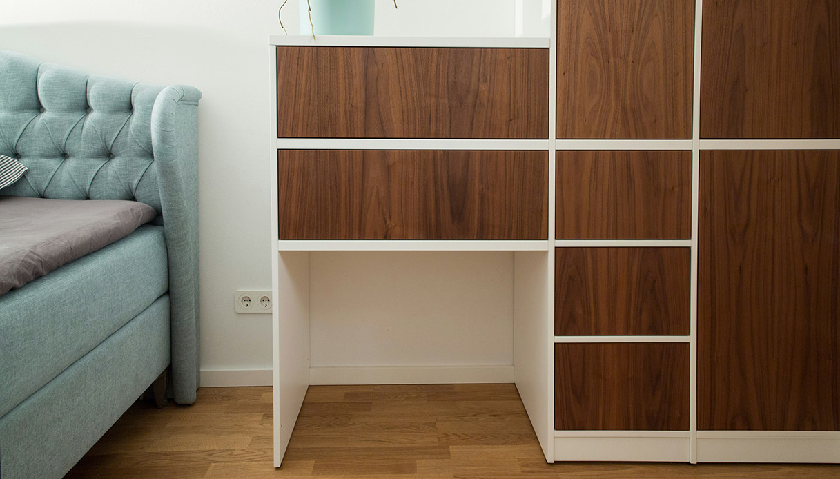 letto contenitore e cassettiera in legno in camera da letto piccola