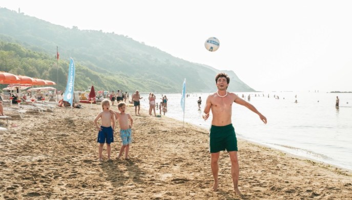 Riki nel videoclip di Cha Cha Twist