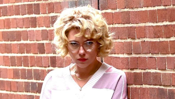 Scarlett Johansson, ricci a tutto volume sul set di "Paper Tiger": il nuovo look