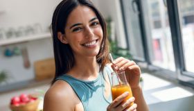 Questo spremiagrumi intelligente è il segreto per un’abbronzatura favolosa