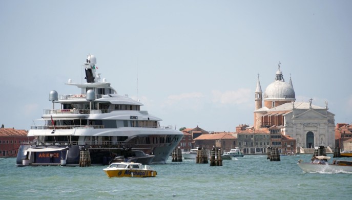 Lo yacht Arience, 60 metri di lunghezza, ormeggiato a Venezia . Il proprietario del mega yacht è il magnate statunitense Bill Miller, uno dei primi sovvenzionatori di Amazon, e si presume sia uno tra gli illustri ospiti al matrimonio Bezos-Sanchez