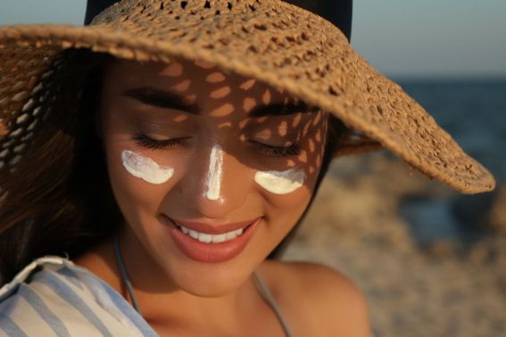 Allergia al sole: cos’è, come proteggere la pelle e quali prodotti utilizzare per vivere l’estate in sicurezza