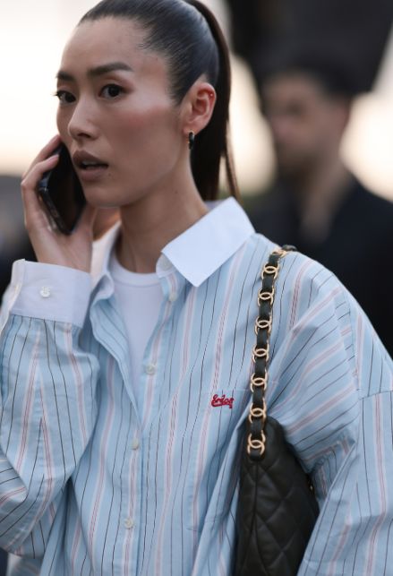 camicia a righe con t-shirt streetstyle
