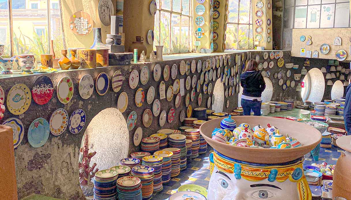 Interno di un laboratorio a Vietri sul Mare con piatti e oggetti in ceramica