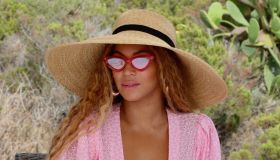 Sono grandi, di paglia e bellissimi. I cappelli dell’estate sono l’accessorio cool da avere sempre in testa
