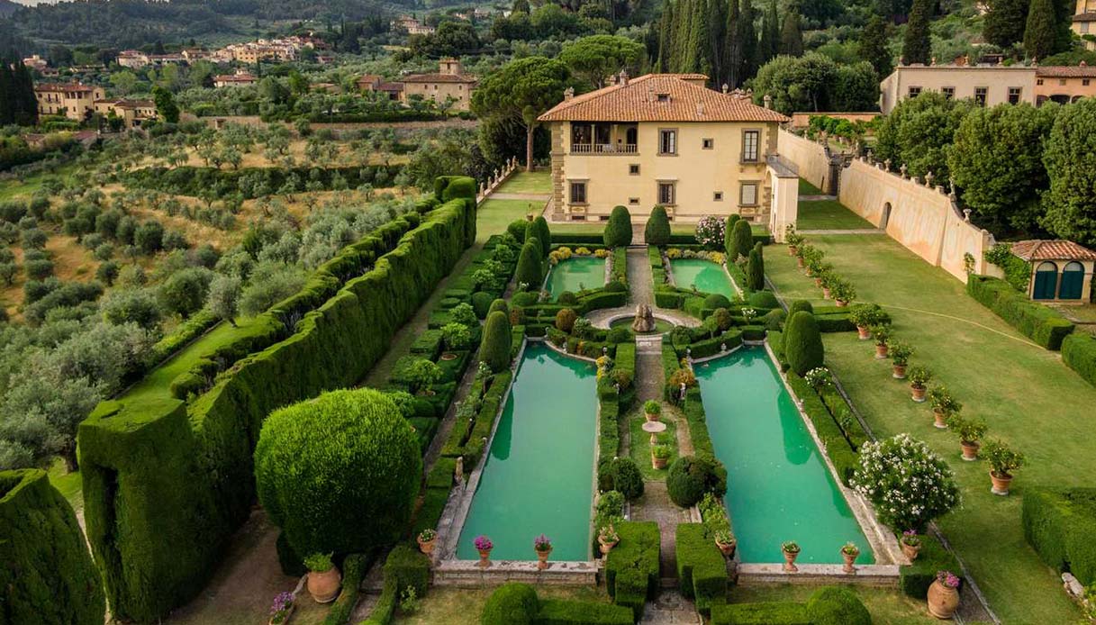Vista dall’alto sui giardini geometrici, vasche e siepi di Villa Gamberaia vicino Firenze