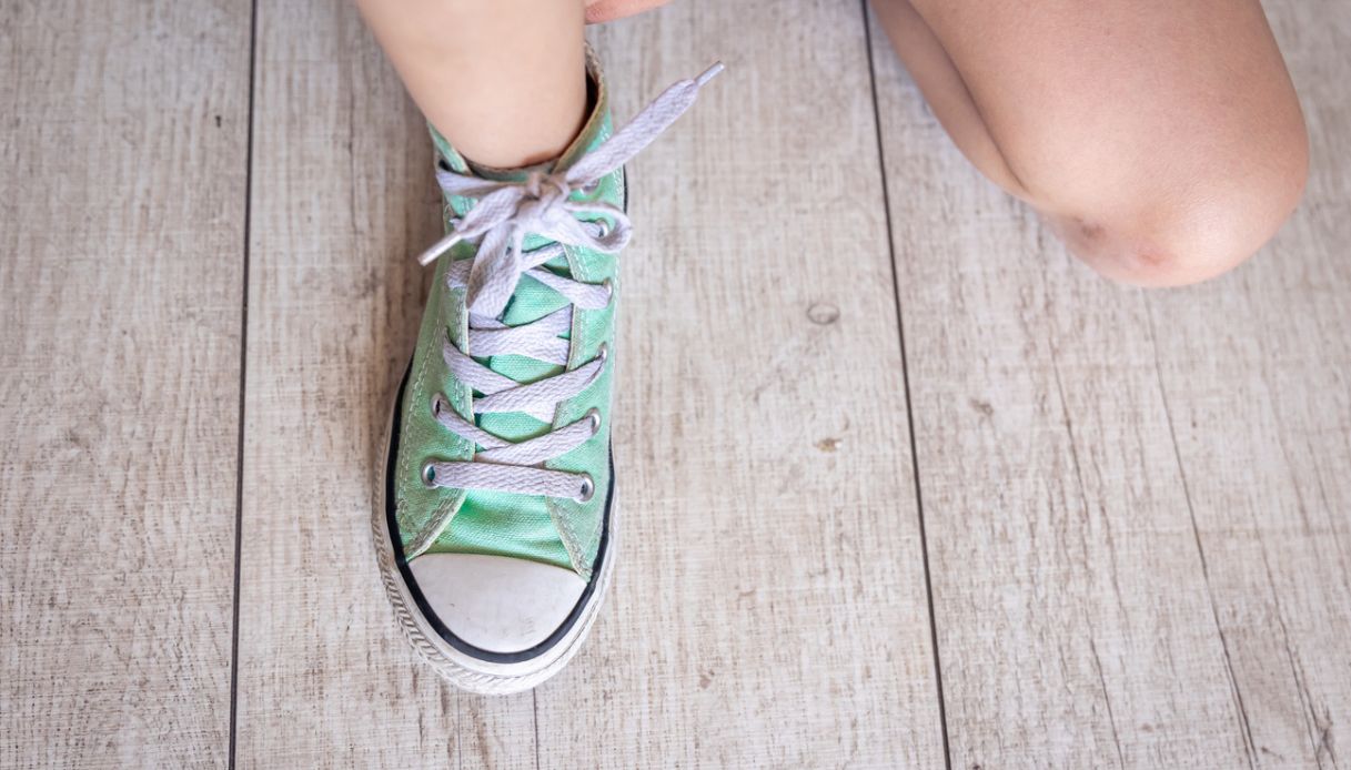 Scarpe con i lacci e bambini