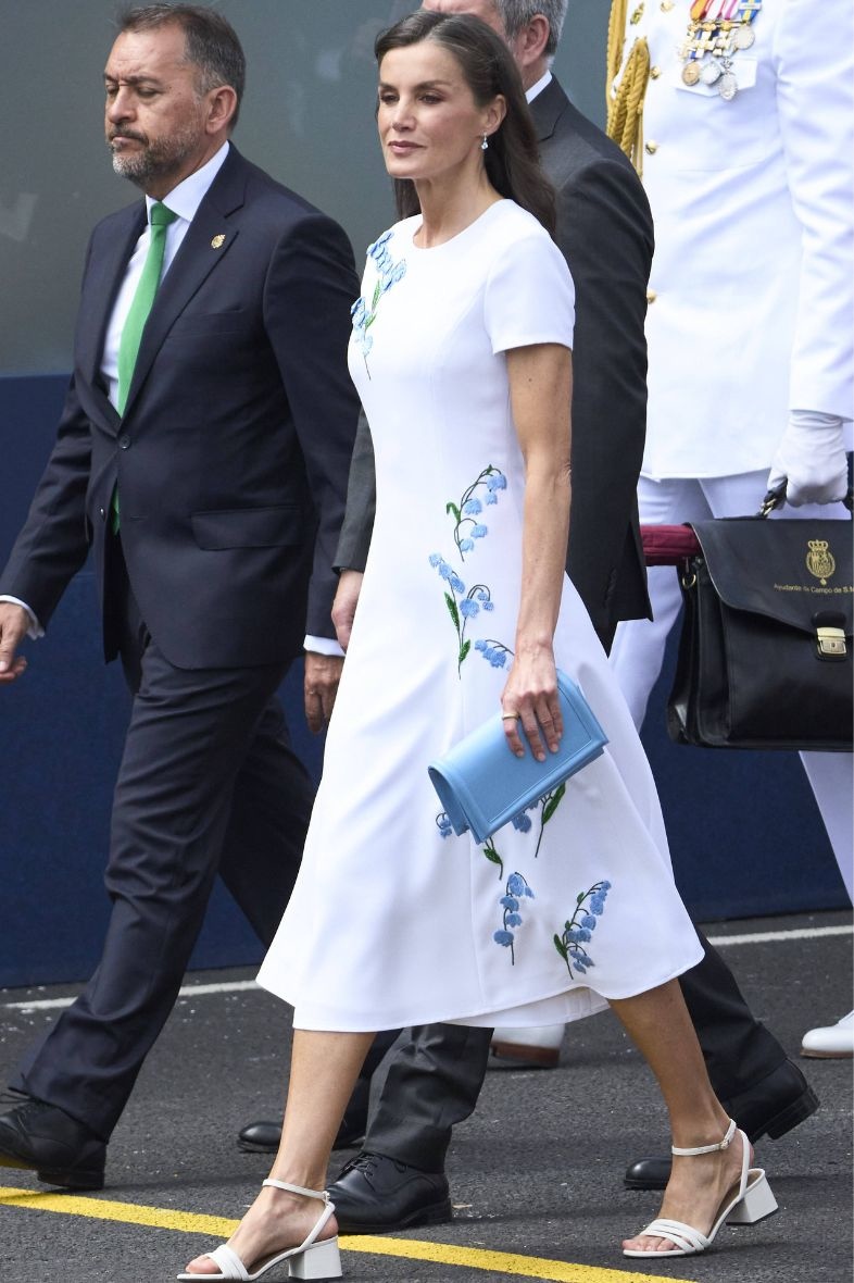 Letizia di Spagna, il look scelto per la parata del Giorno delle Forze Armate