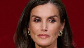Letizia di Spagna, la gonna con spacco segreto e l’errore delle scarpe rosse