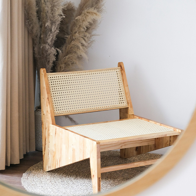 poltrona legno ambiente luminoso
