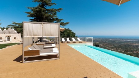 Una dimora unica con vista incomparabile, piscina infinity e 13 bagni: da 2.700.000 euro