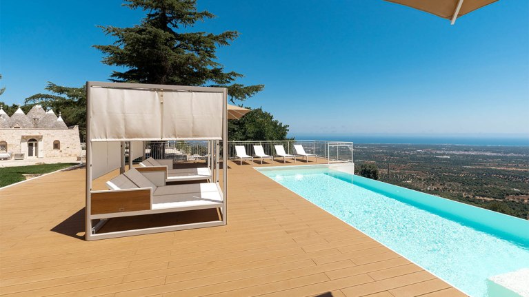 Una dimora unica con vista incomparabile, piscina infinity e 13 bagni: da 2.700.000 euro