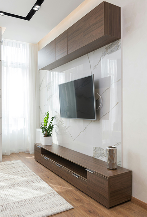 Parete attrezzata in legno con TV e moduli sospesi in un soggiorno moderno