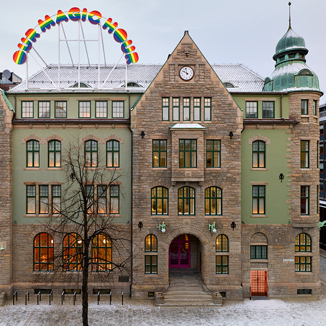 Facciata in stile Art Nouveau del museo PoMo a Trondheim con insegna luminosa “Our Magic Hour”