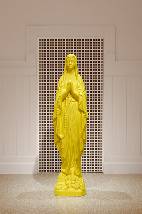Scultura gialla Madonna di Katharina Fritsch al museo PoMo di Trondheim