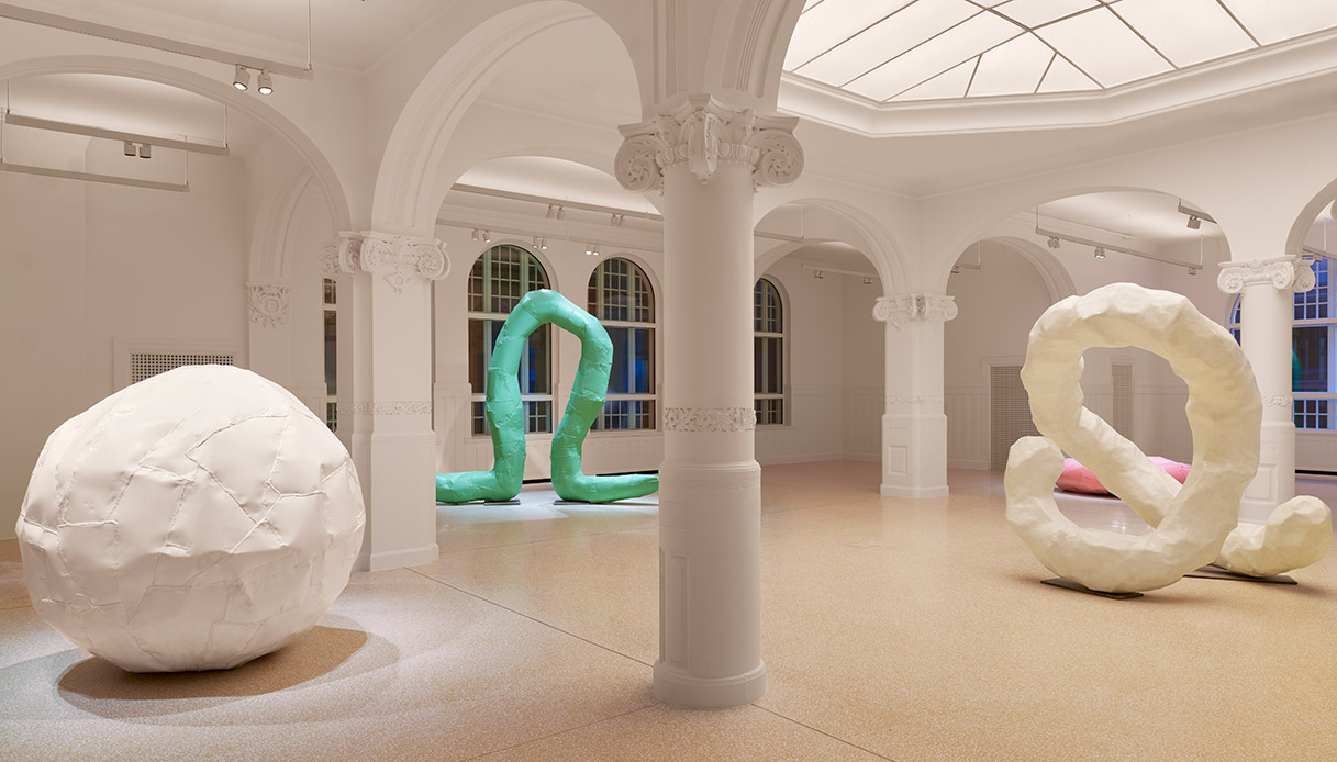 Sculture contemporanee su grande scala nella sala espositiva del museo PoMo a Trondheim