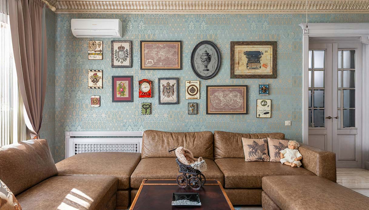 Interno rustico con parete decorata e arredi classici caldi