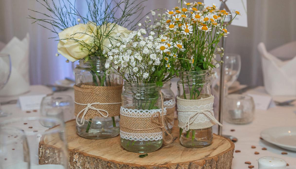 Centrotavola con fiori di campo