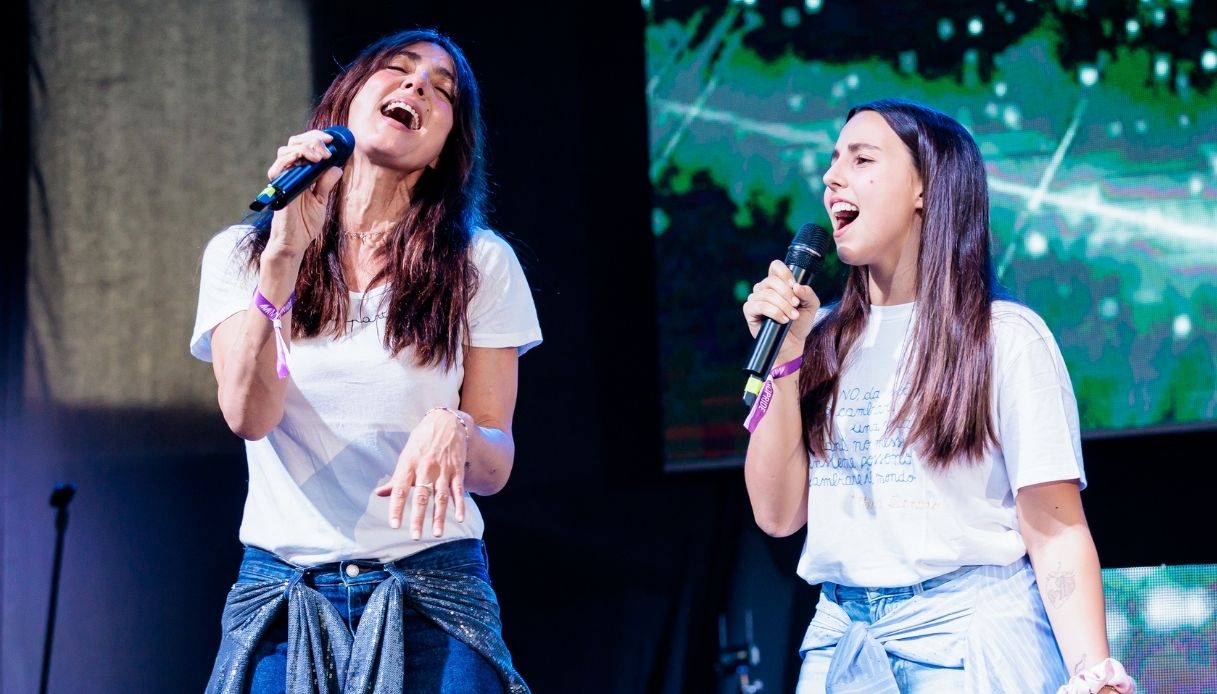 Ambra Angiolini e Jolanda Renga cantano "T'appartengo"