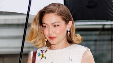 Confortevoli e glamour, le ballerine a rete indossate da Gigi Hadid dettano le tendenze estate