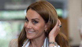 Kate Middleton, ritorno in grande stile con la giacca da 1.155 euro ma cede sulle calze di nailon