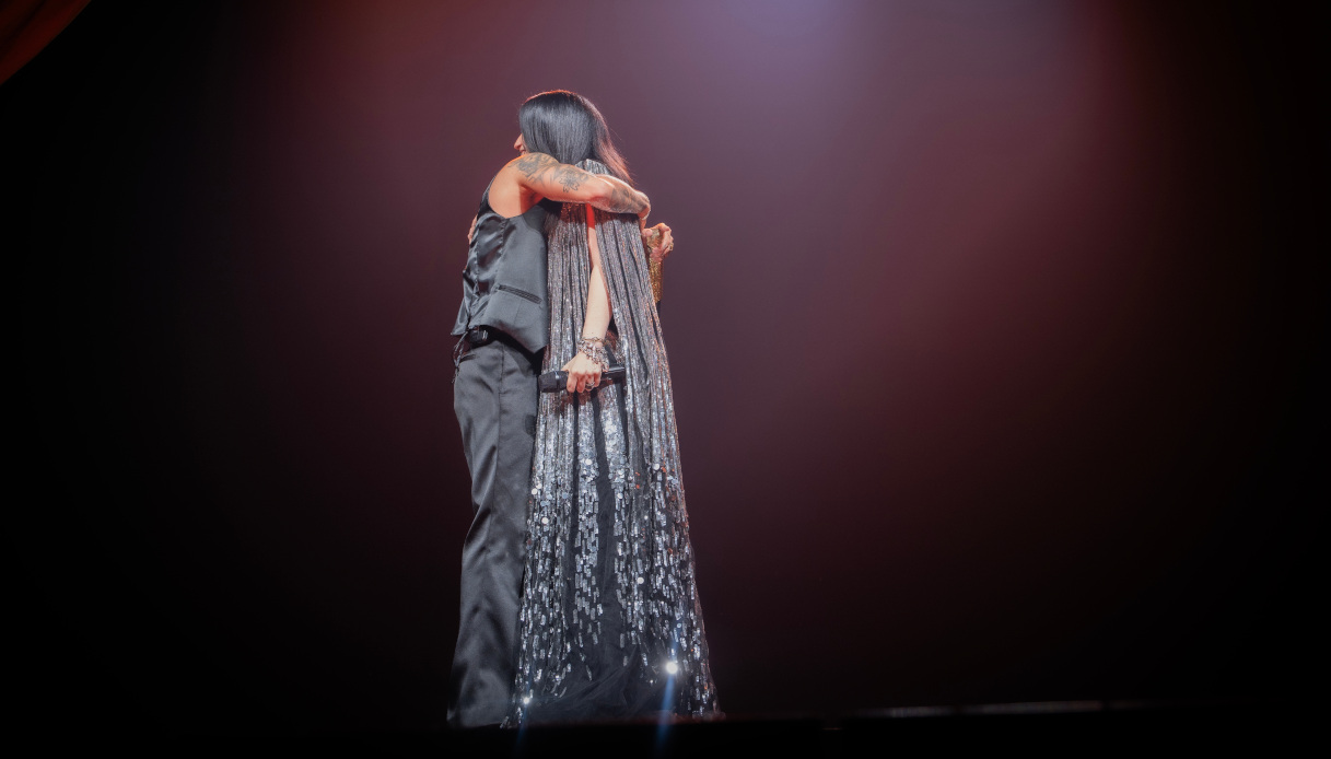 Laura Pausini e Rauw Alejandro si abbracciano